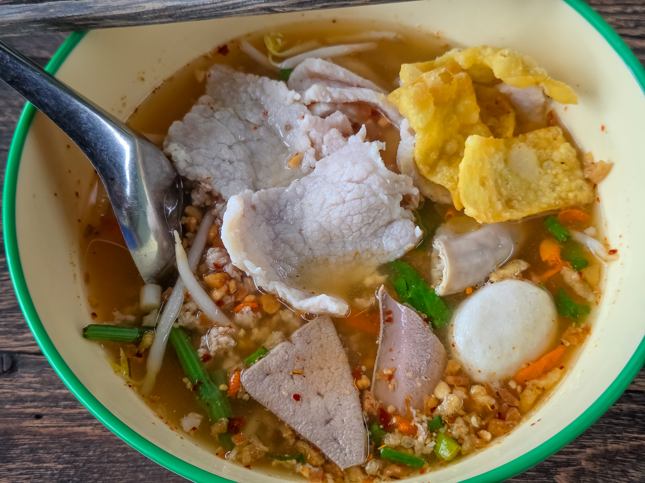 ก๋วยเตี๋ยวหมูต้มยำ (บ้านนอก) ยอดฟักแม้ว