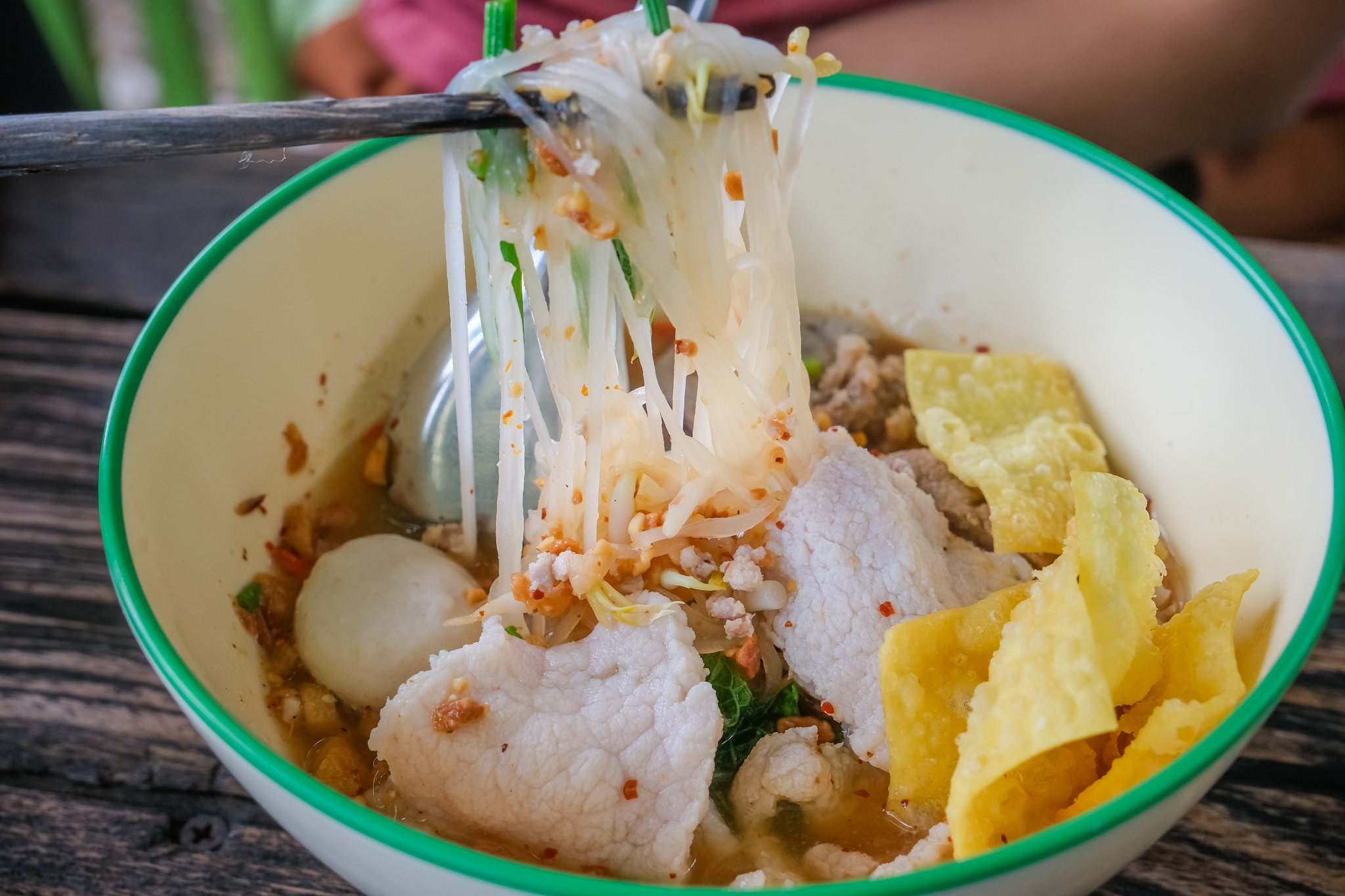 ก๋วยเตี๋ยวหมูต้มยำ (บ้านนอก) ยอดฟักแม้ว