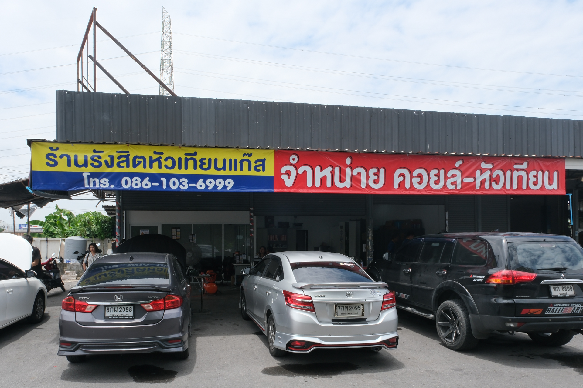 หน้าร้านรังสิตหัวเทียนแก๊ส ในปั๊ม ปตท แฟลตปลาทอง รังสิต